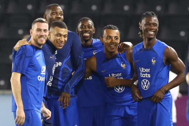 منتخب فرنسا عانى من الإنفلونزا في اليومين الماضيين (رويترز)