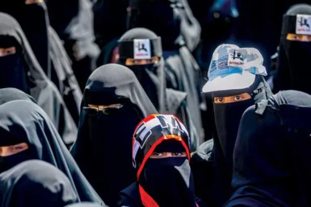 يمنيات في تعز يطالبن الحكومة الشرعية باستكمال تحرير المدينة من الحصار الحوثي (أ.ف.ب)