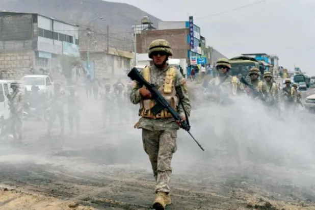 جنود يحرسون طريقاً سريعة أول من أمس (أ.ف.ب)