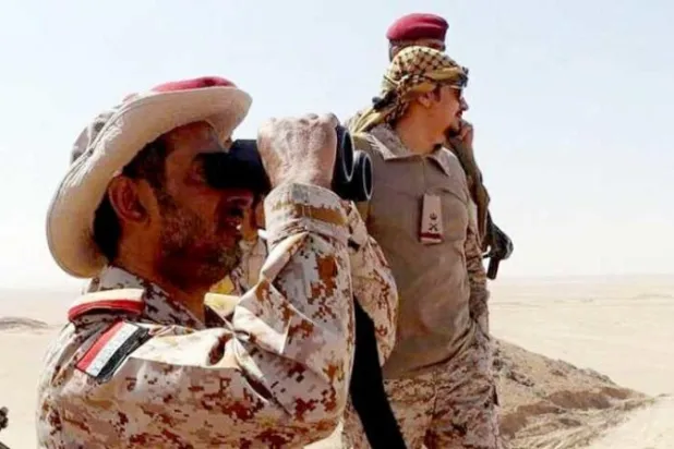 رئيس هيئة أركان الجيش اليمني الفريق صغير بن عزيز يتفقد قواته في المنطقة العسكرية السادسة بمأرب (سبأ)