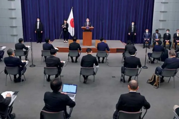 رئيس الوزراء الياباني فوميو كيشيدا في مؤتمر صحافي للحديث عن السياسة الدفاعية الجديدة في طوكيو أمس (د.ب.أ)