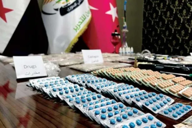 Suriyeli muhalifler, 24 Mayıs'ta Halep kırsalındaki Marea kasabasında ele geçirilen "Captagon" hapları da dahil olmak üzere çok sayıda uyuşturucuyu sergiledi (AFP)