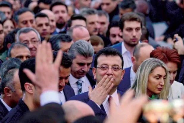أكرم إمام أوغلو وسط أنصاره خلال احتجاج في إسطنبول أول من أمس (أ.ف.ب)