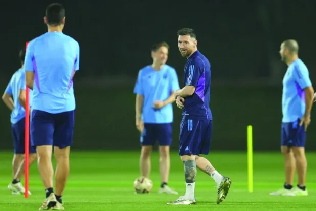 ميسي خلال تدريبات المنتخب الأرجنتيني (إ.ب.أ)