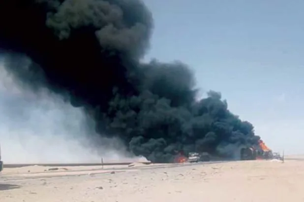 احتراق ناقلة وقود في هجمات سابقة لمسلحين قبليين بين مأرب وحضرموت (تويتر)