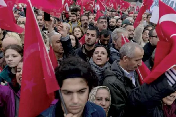 متظاهرون يحتجون على الحكم القضائي ضد إمام أوغلو في إسطنبول الخميس (رويترز)