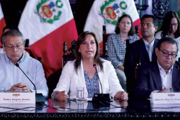 رئيسة البيرو لدى إلقائها خطابا للأمة أمس (أ.ف.ب)