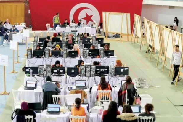 مسؤولو الانتخابات في مركز لفرز الأصوات بعد الجولة الأولى من الانتخابات النيابية التونسية أمس (إ.ب.أ)