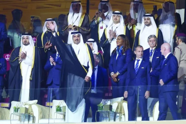 الشيخ تميم بن حمد يلوح للجماهير لدى وصوله إلى ملعب لوسيل (رويترز)