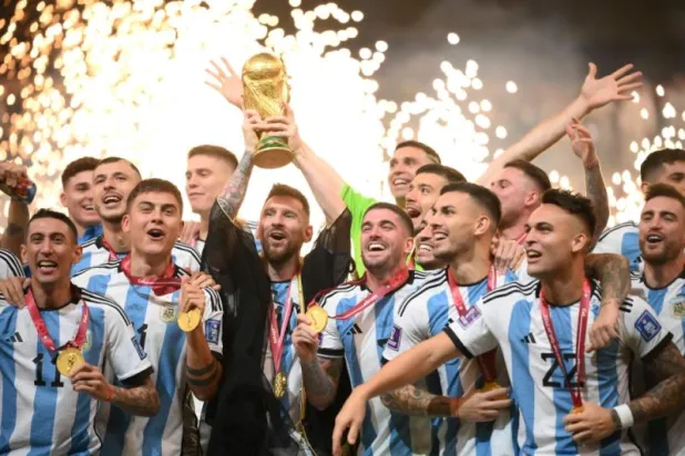 ميسي يرفع كأس العالم عالياً مرتدياً «البشت العربي» (أ.ف.ب)