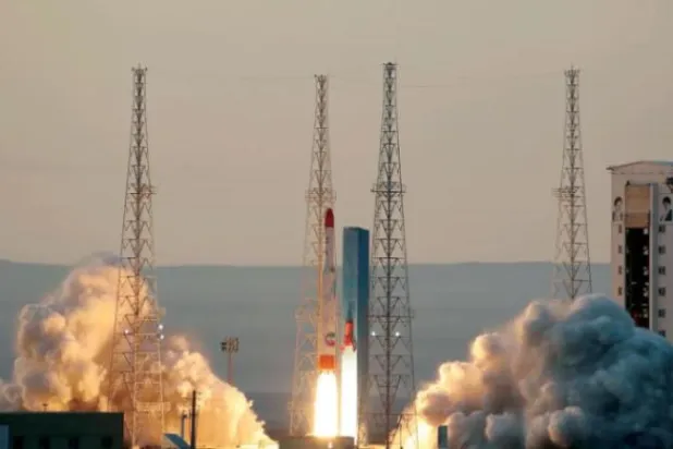 إطلاق صاروخ يحمل قمرا صناعيا إيرانيا يناير الماضي (أ.ب)