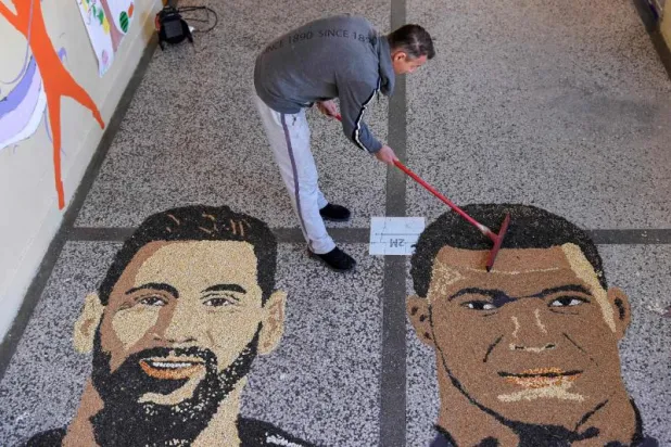 الهوس بميسي ومبابي تزايد بنشر رسوماتهما في الأيام التي سبقت النهائي الكبير (أ.ف.ب)