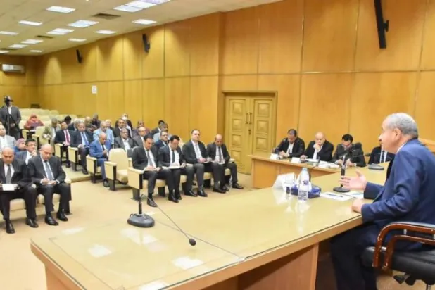 الدكتور علي المصيلحي وزير التموين والتجارة الداخلية المصري يقود اجتماعاً لمناقشة أسعار السلع (الحكومة المصرية)