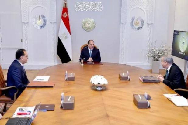 جانب من اجتماع الرئيس المصري مع عدد من المسؤولين لمتابعة توافر السلع الاستراتيجية (الرئاسة المصرية)