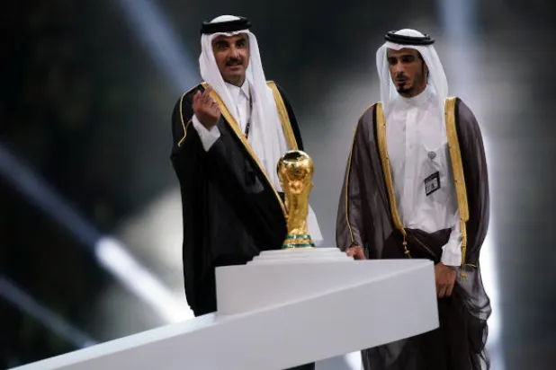 أمير قطر الشيخ تميم بن حمد آل ثاني مع كأس العالم عقب المباراة النهائية (د.ب.أ)
