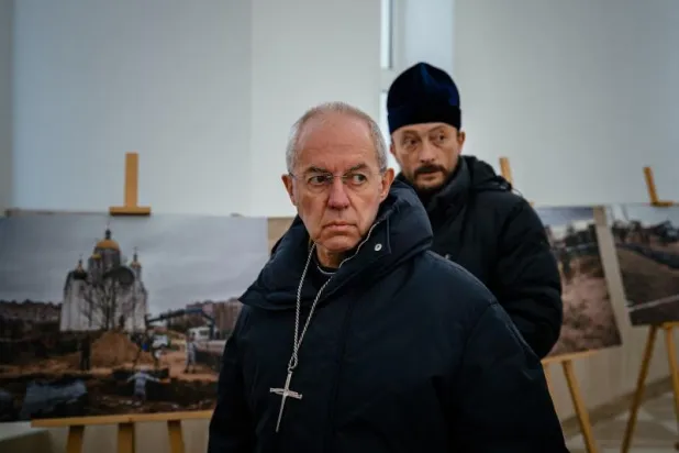 أسقف كانتربري خلال زيارته الأخيرة لأوكرانيا (أ.ف.ب)