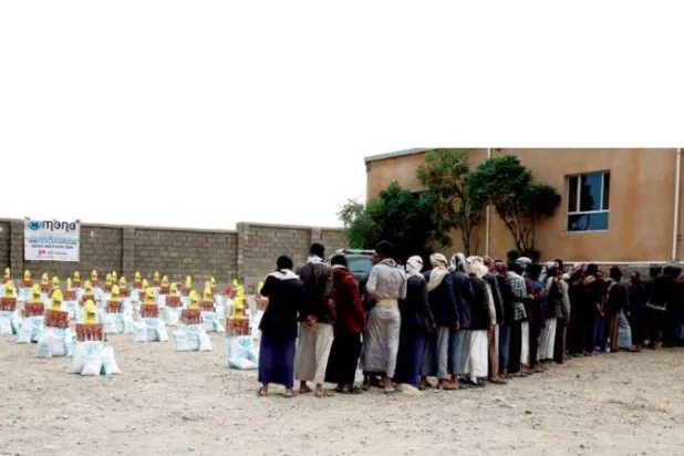 يمنيون في محافظة عمران شمال صنعاء في انتظار الحصول على مساعدات غذائية (إ.ب.أ)