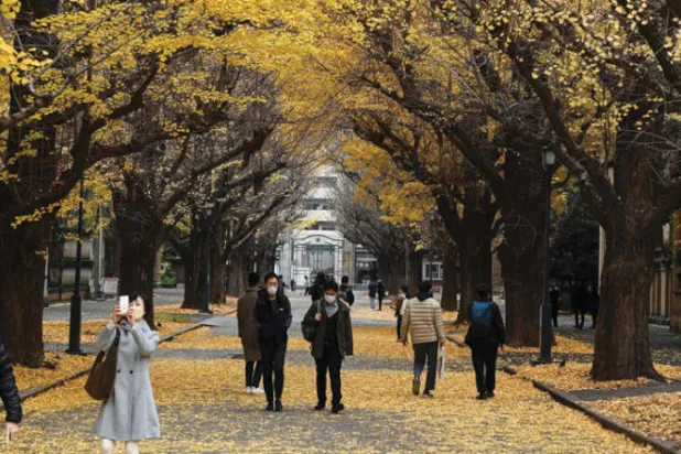 طلاب يسيرون في أحد الممرات بجامعة طوكيو (أ.ف.ب)