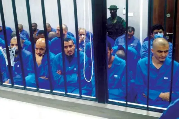 جانب من متهمي تنظيم «داعش» المحكوم عليهم في ليبيا بالإعدام والسجن (وكالة الأنباء الليبية)