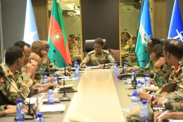 صورة وزعتها «وكالة الأنباء الصومالية» لاجتماع قائد الجيش الصومالي مع أركان القيادة