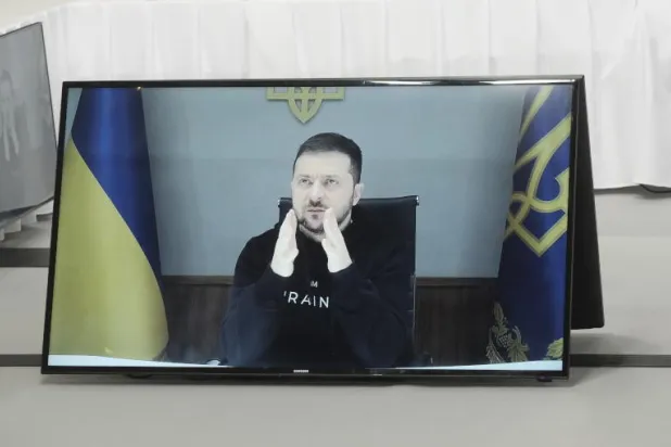 الرئيس الأوكراني فولوديمير زيلينسكي (على الشاشة) يخاطب قادة الدول أعضاء «تحالف قوة الاستطلاع المشتركة» في ريغا (إ.ب.أ)