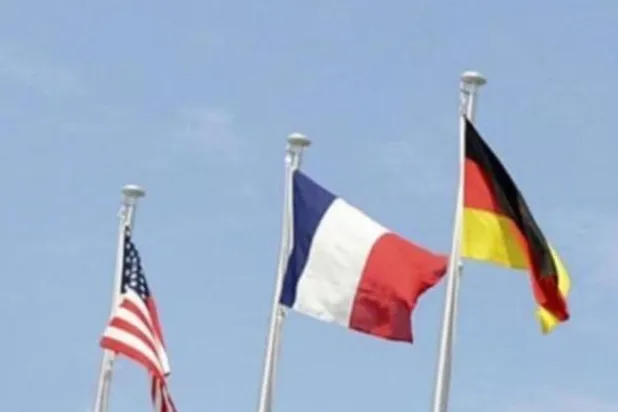 صورة تُظهر (من اليمين) أعلام ألمانيا وفرنسا والولايات المتحدة...