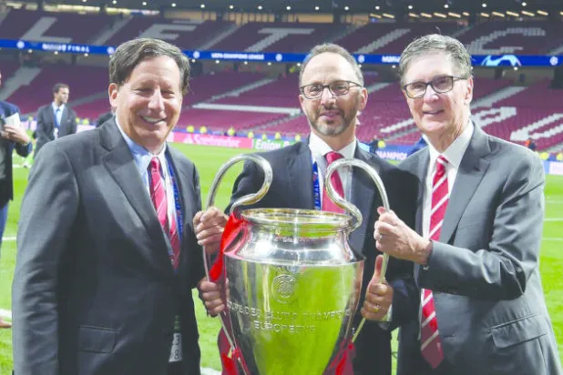 مايك غوردون رئيس مجموعة فينواي الرياضية (وسط) وكأس دوري الأبطال عام 2019 (غيتي)