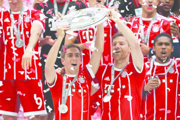 ألونسو (يمين) وفيليب لام يحملان معا درع الدوري الالماني عام 2017 (غيتي)