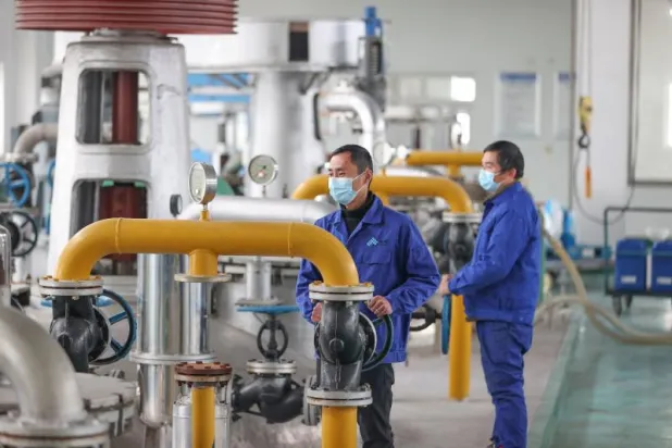 عاملان في مصنع للأدوية في ليانيونغانغ بشرق الصين (أ.ف.ب)