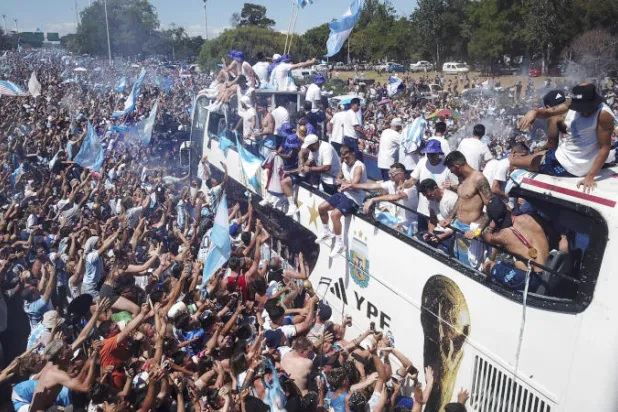 منتخب الأرجنتين تجول بطائرة هليكوبتر لتفادي عدم تحرك الحافلة (أ.ب)