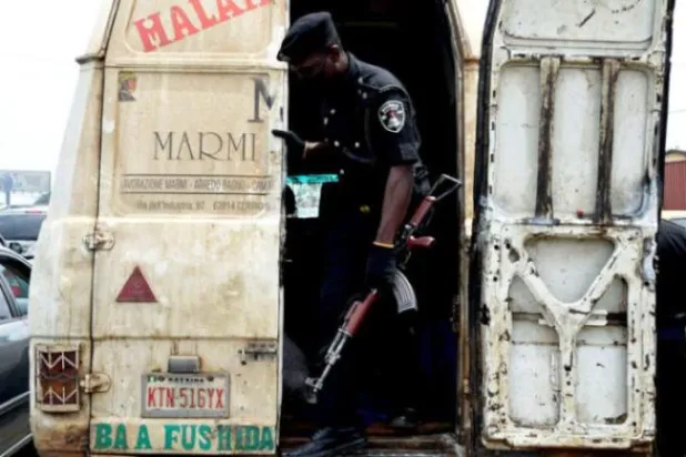 شرطي نيجيري يغادر السيارة بعد عملية تفتيش في لاغوس بأغسطس الماضي (أ.ف.ب)