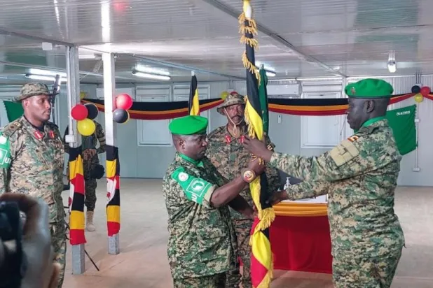 صورة وزعتها وزارة دفاع أوغندا لتنصيب قائد وحدتها الجديد في الصومال
