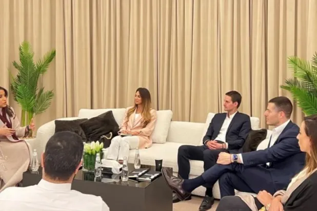 Toplantı sırasında Raşid ve Spiegel (Şarku’l Avsat)