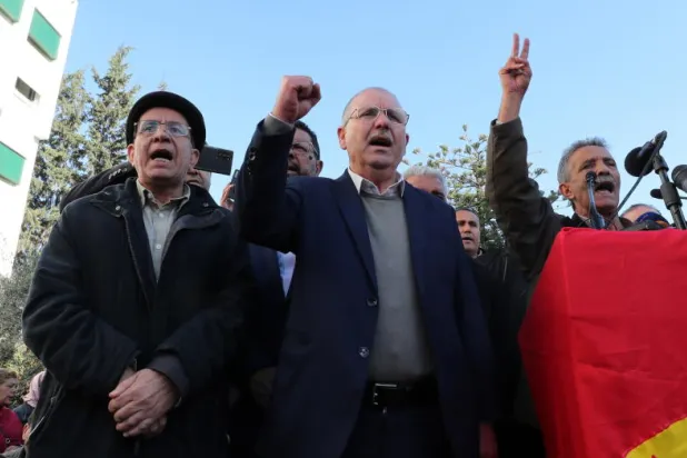 نور الدين الطبوبي الأمين العام للاتحاد العام التونسي للشغل في خطاب أمام حشود من أنصاره أمس (إ.ب.أ)