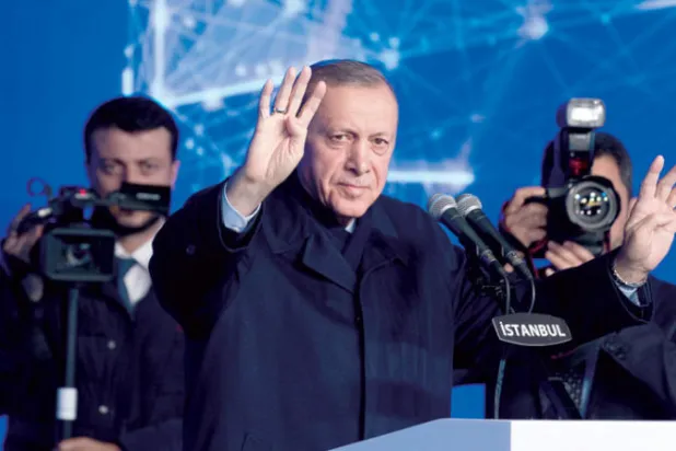 إردوغان يحيي أنصاره في سيليفري قرب إسطنبول في 16 ديسمبر (رويترز)