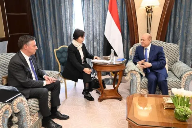 جانب من لقاء رئيس مجلس القيادة الرئاسي اليمني رشاد العليمي في الرياض مع وفد البرلمان الأوروبي أمس (سبأ)