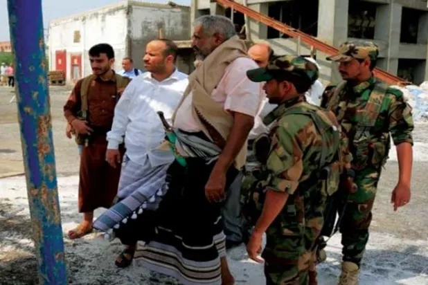 عناصر حوثيون يتجولون في أرجاء الشركة اليمنية لتكرير الملح بالحديدة (إعلام حوثي)