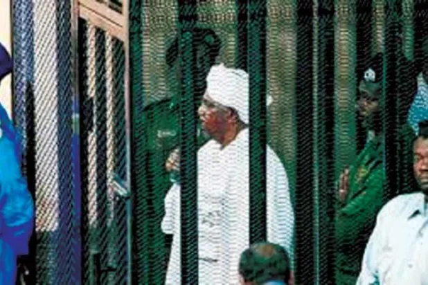 البشير خلال إحدى جلسات محاكمته (سونا)