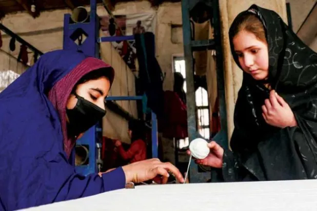 نساء أفغانيات ينسجن السجاد في ورشة في منطقة إنجيل بإقليم هرات
