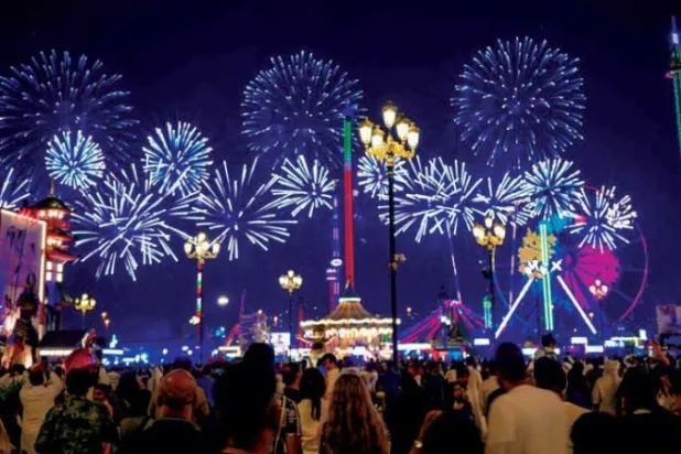 الألعاب النارية تزين أحد الاحتفالات االسنوية في القرية العالمية بدبي (الشرق الأوسط)