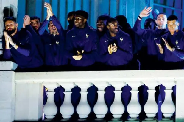 لاعبو المنتخب الفرنسي يحيون الجماهير من شرفة أحد الفنادق في العاصمة الفرنسية بعد خسارة نهائي المونديال (رويترز)