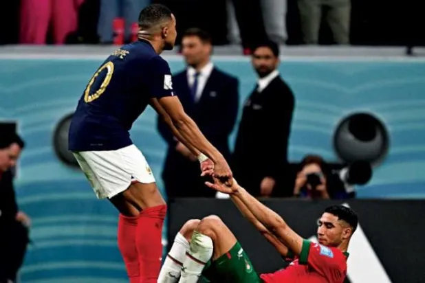 مبابي يواسي زميله في سان جيرمان حكيمي بعد خسارة الأخير في نصف النهائي (أ.ف.ب)