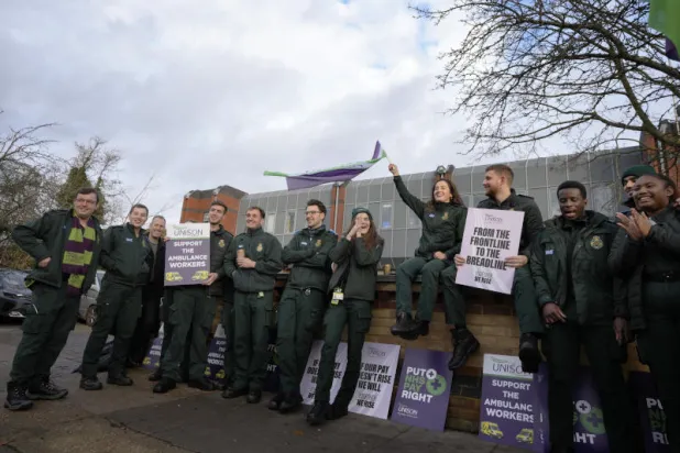 عاملون بخدمة الإسعاف في لندن من المضربين اليوم (أ.ب)