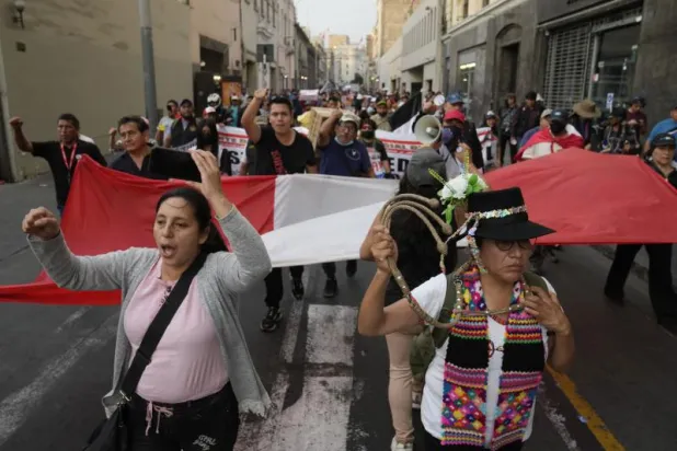 أنصار الرئيس السابق بيدرو كاستيلو بمسيرة في ليما (أ.ب)