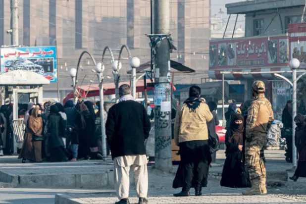 عناصر أمن «طالبان» لدى منع الشابات من دخول جامعة خاصة في كابل أمس (أ.ف.ب)