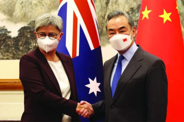 وزيرة خارجية أستراليا تصافح نظيرها الصيني في بكين أمس (رويترز)