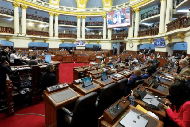 جلسة برلمان البيرو التي أقرّت إجراء انتخابات مبكرة في ليما أول من أمس (أ.ف.ب)