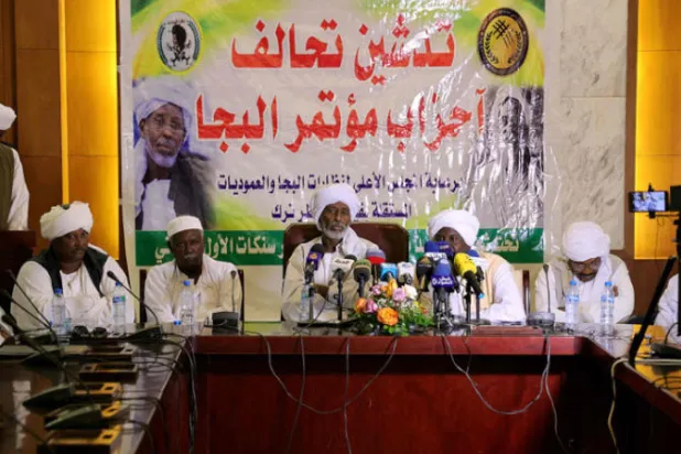 زعيم قبيلة البجا محمد الأمين ترك خلال اجتماع سابق لتحالف أحزاب مؤتمر البجا في الخرطوم (أ.ف.ب)