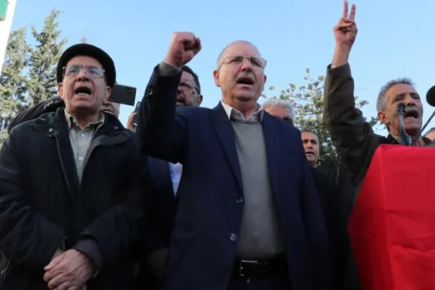 Genel İşçi Sendikası Genel Sekreteri Nureddin et-Tabbubi, 20 Aralık’ta destekçilerinden oluşan bir kalabalığa konuştu (EPA)