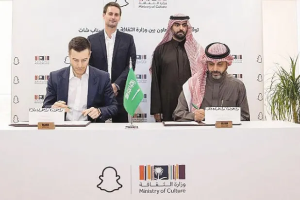 الأمير بدر بن عبد الله شهد توقيع الاتفاقية بحضور إيفان شبيغل في الحي الثقافي بالدرعية (واس)